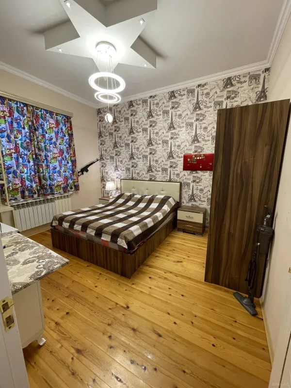 Satılır 5 otaqlı həyət evi 240 m²