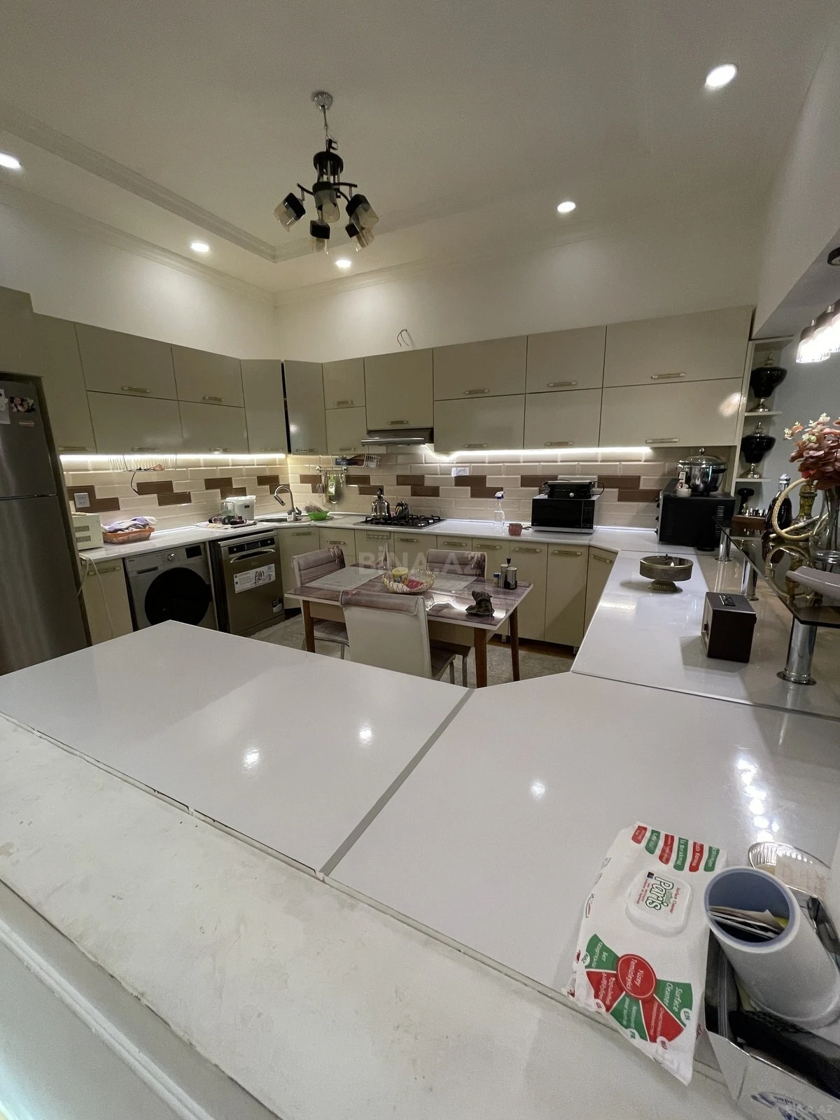 Satılır 5 otaqlı həyət evi 240 m²