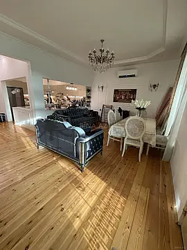 Satılır 5 otaqlı həyət evi 240 m²