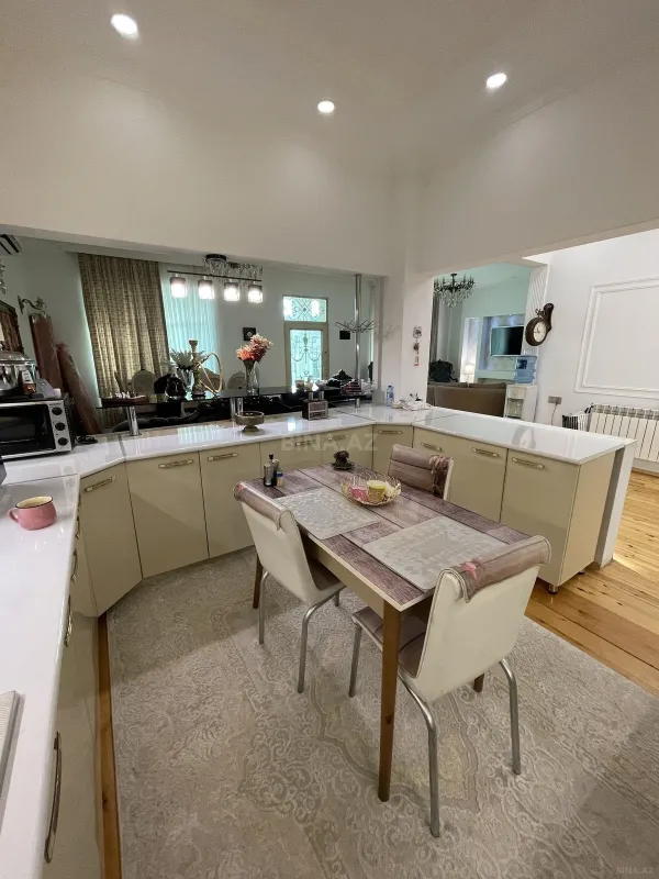 Satılır 5 otaqlı həyət evi 240 m²