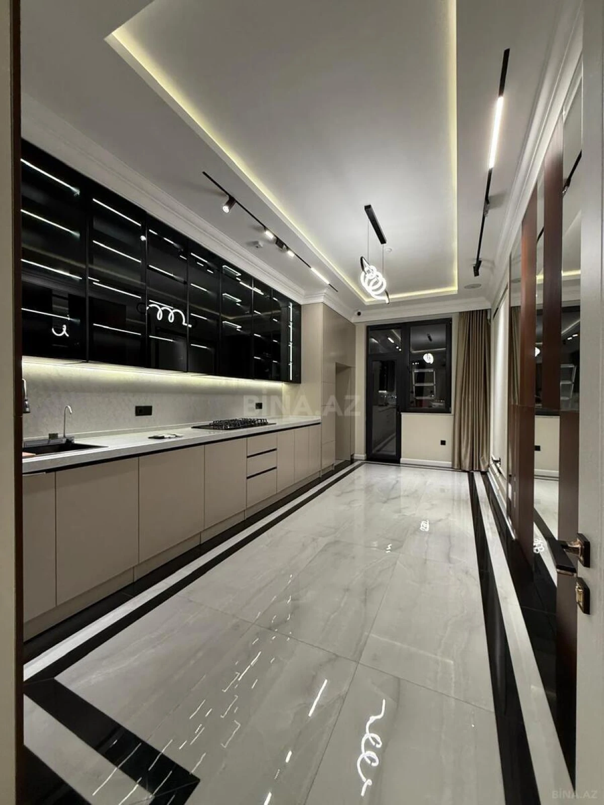 Satılır 4 otaqlı mənzil 200 m²