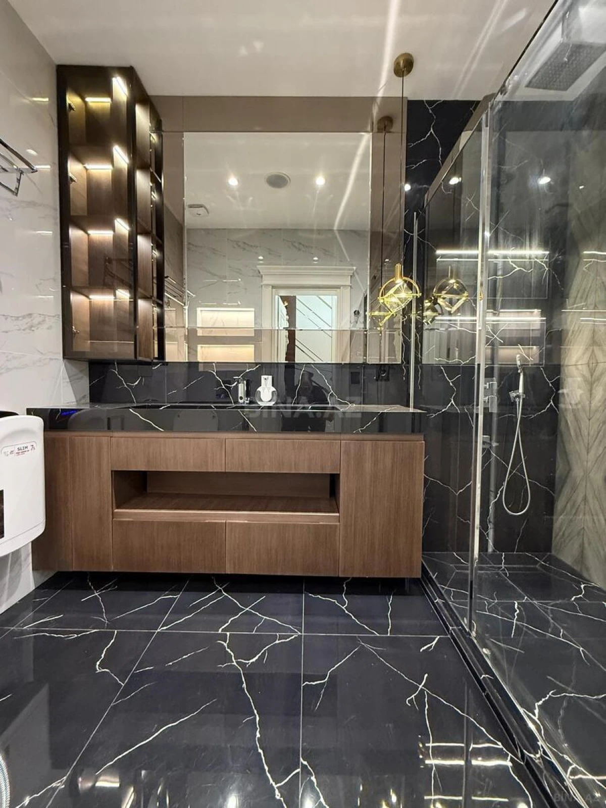 Satılır 4 otaqlı mənzil 200 m²