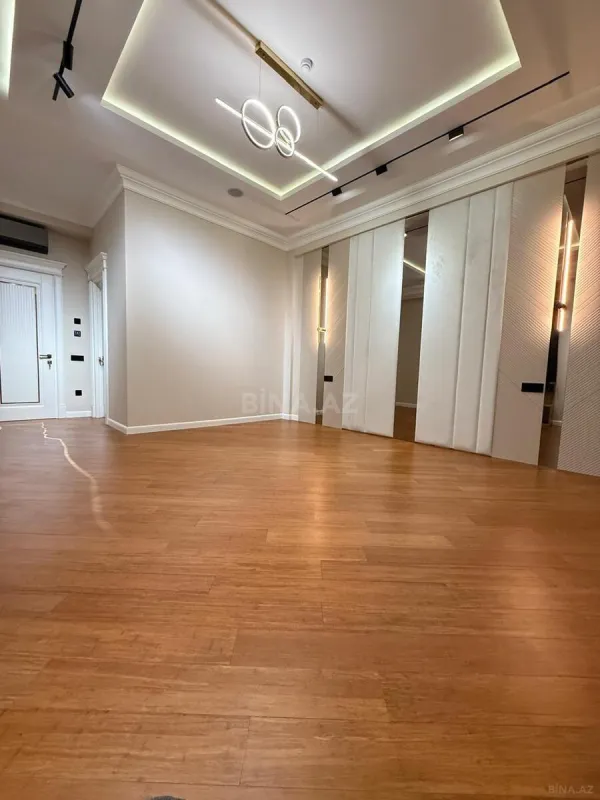 Satılır 4 otaqlı mənzil 200 m²