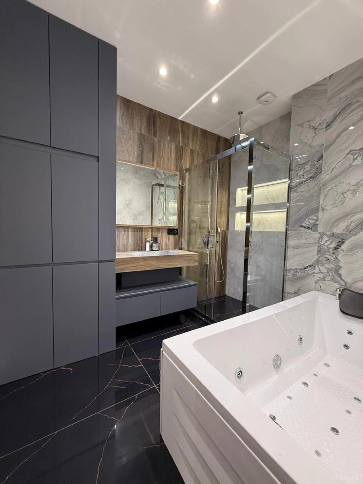 Satılır 4 otaqlı mənzil 200 m²