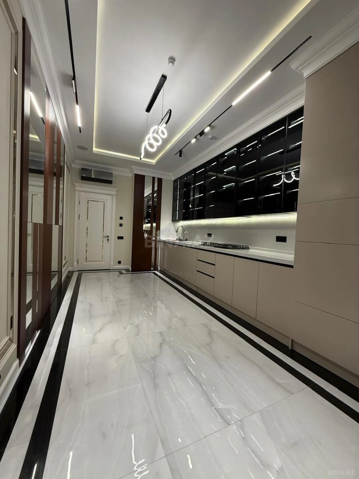 Satılır 4 otaqlı mənzil 200 m²