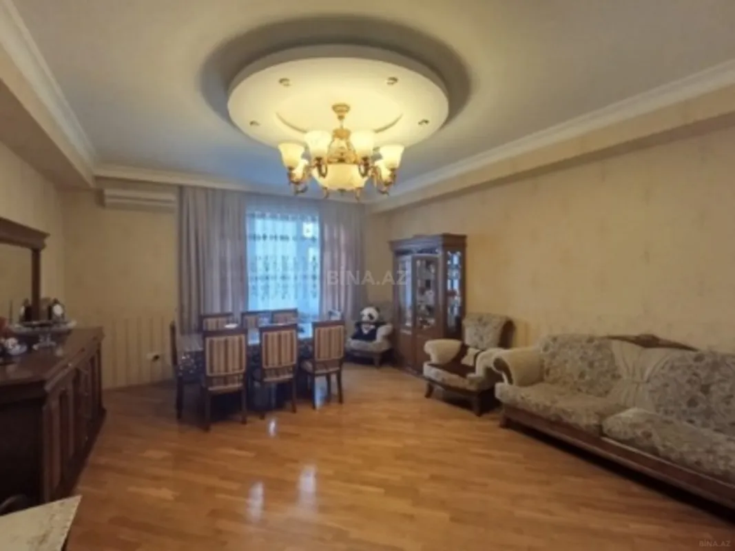 Satılır 3 otaqlı mənzil 132 m²