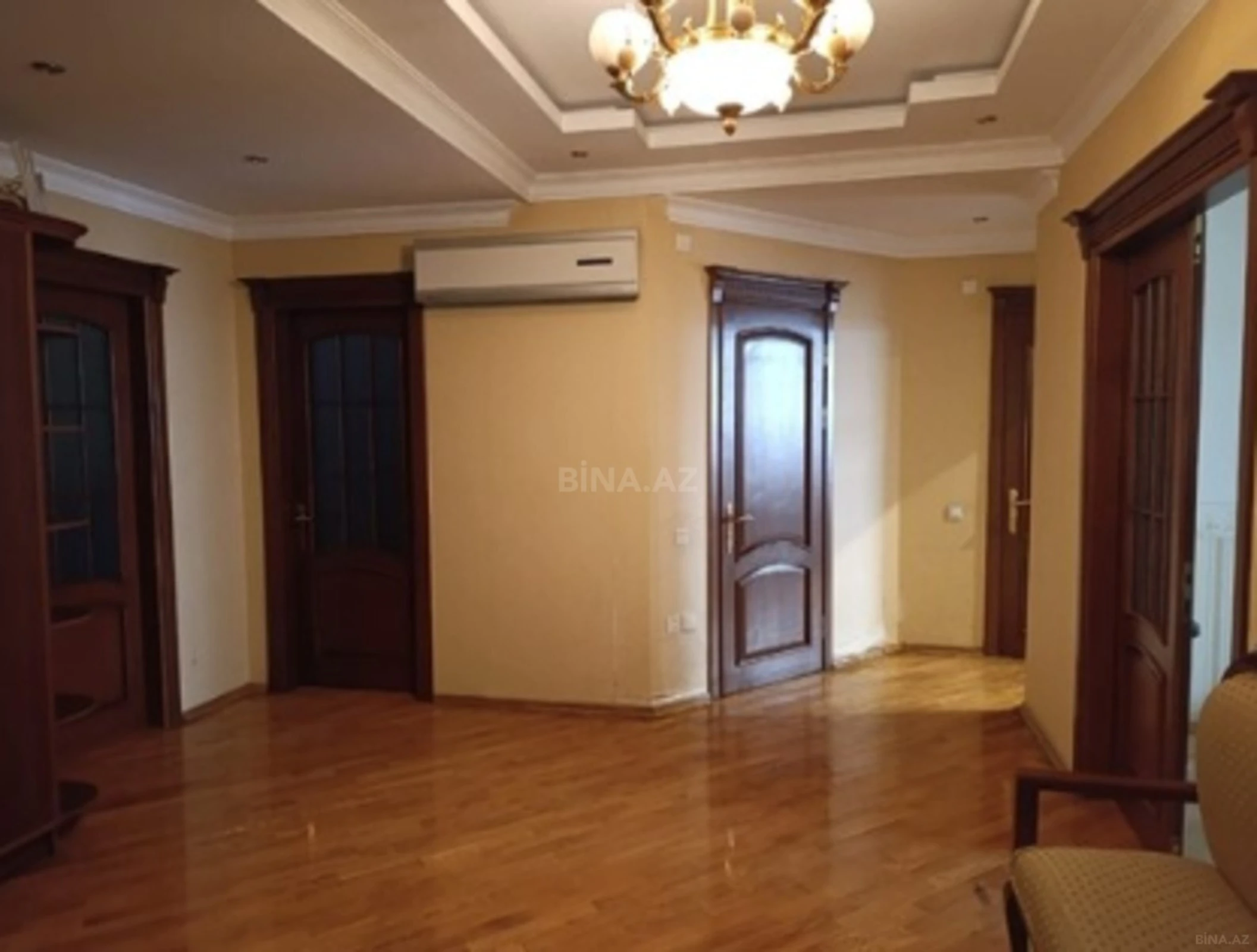 Satılır 3 otaqlı mənzil 132 m²