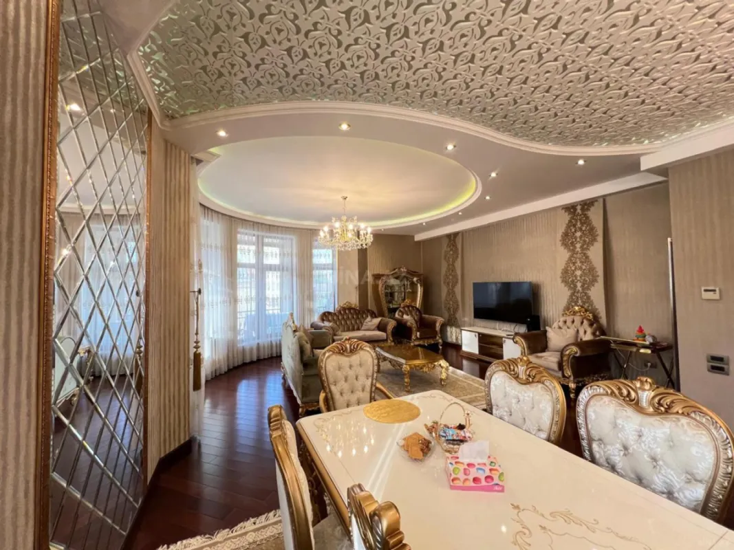 Satılır 4 otaqlı mənzil 217 m²