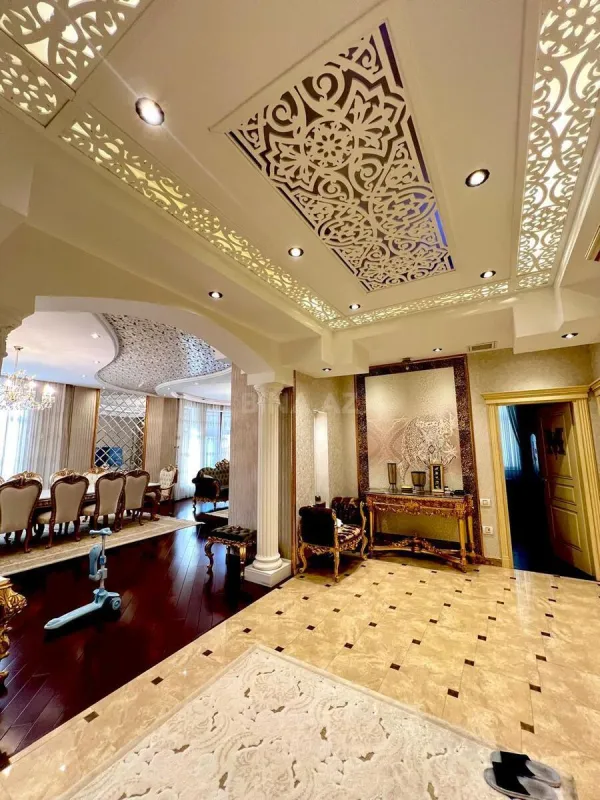 Satılır 4 otaqlı mənzil 217 m²