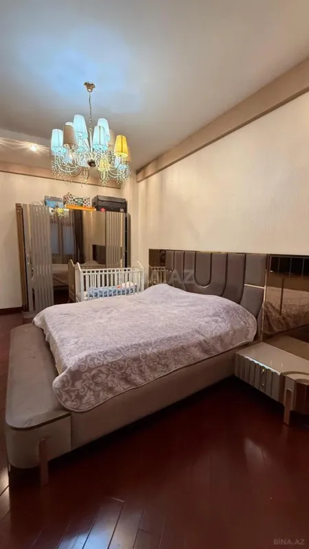 Satılır 4 otaqlı mənzil 217 m²