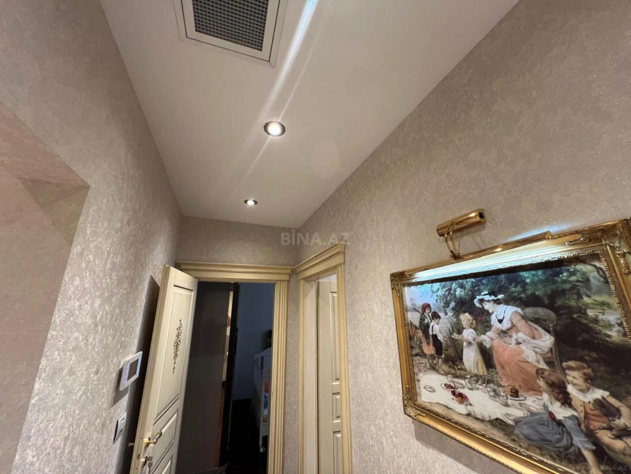 Satılır 4 otaqlı mənzil 217 m²