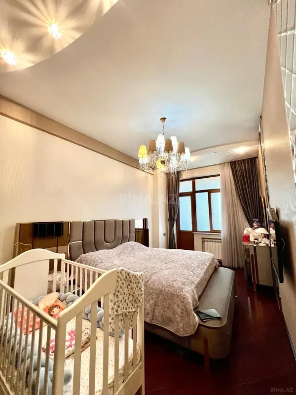Satılır 4 otaqlı mənzil 217 m²