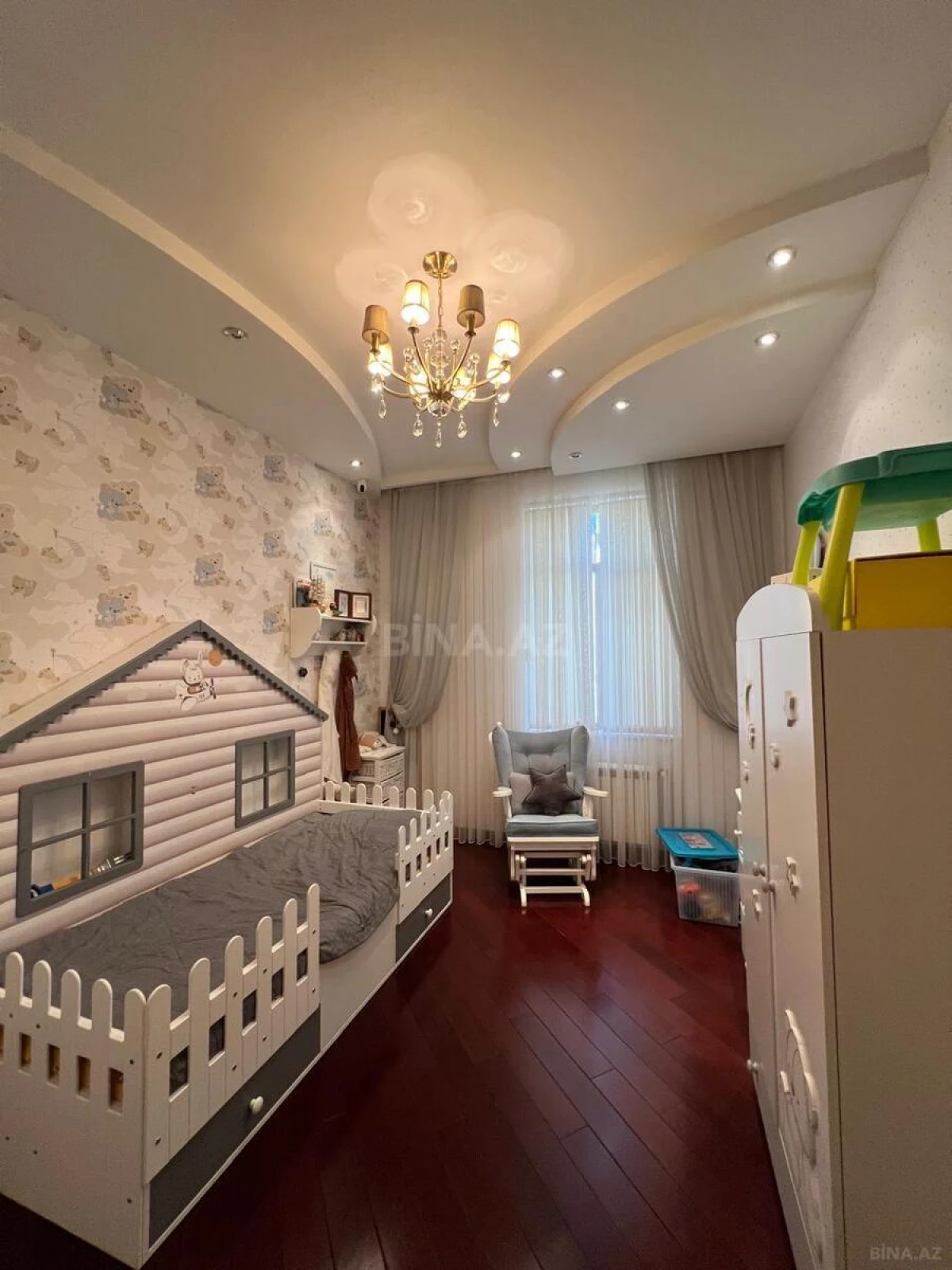 Satılır 4 otaqlı mənzil 217 m²