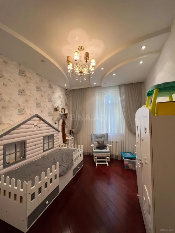 Satılır 4 otaqlı mənzil 217 m²
