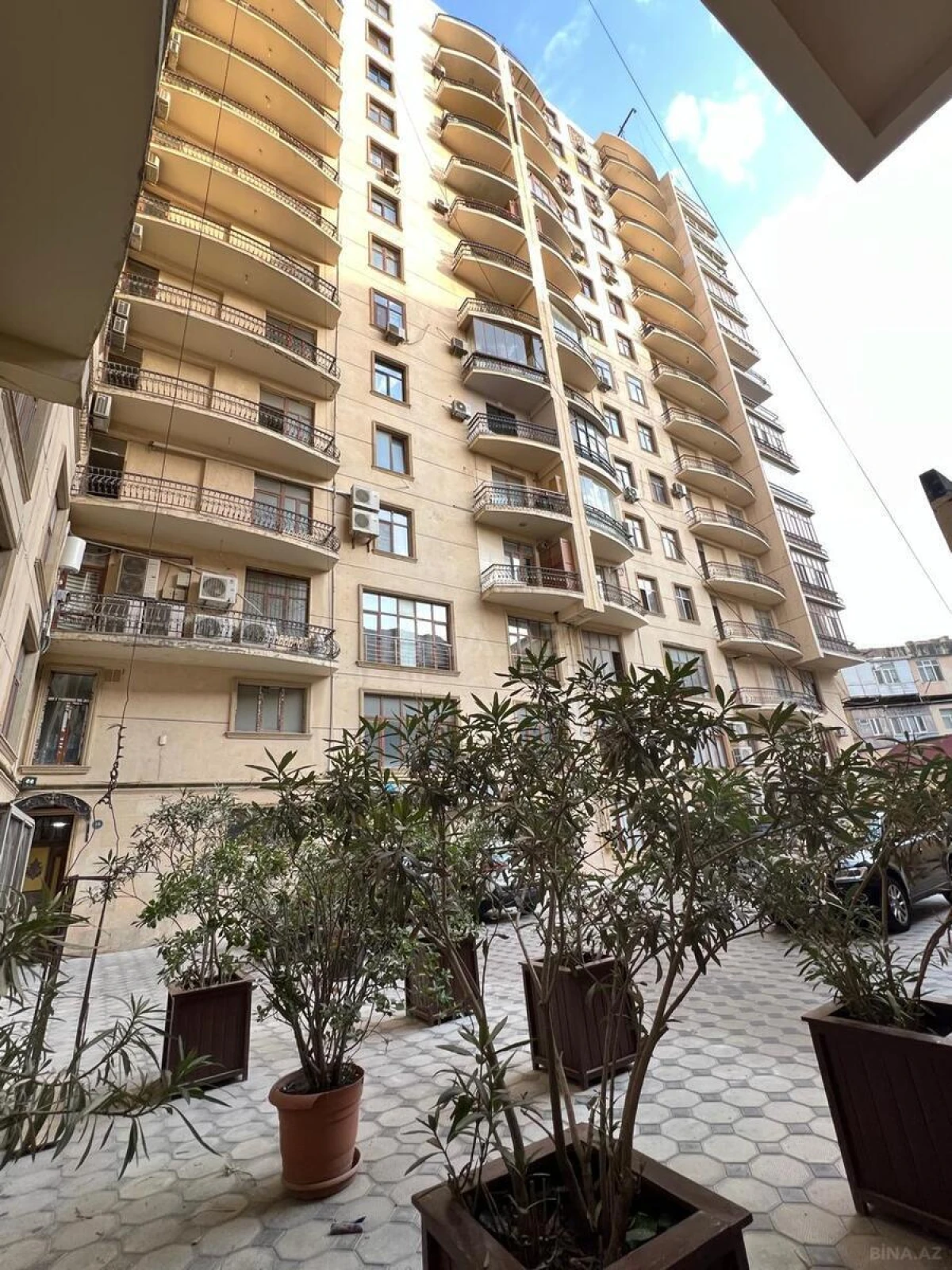 Satılır 4 otaqlı mənzil 217 m²