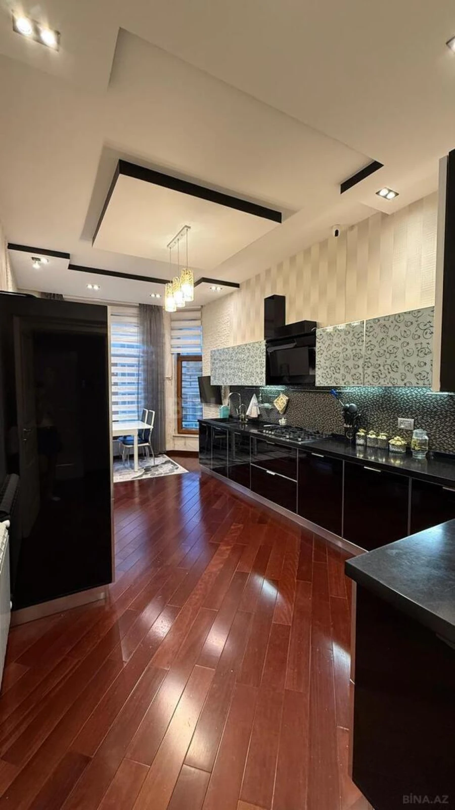 Satılır 4 otaqlı mənzil 217 m²