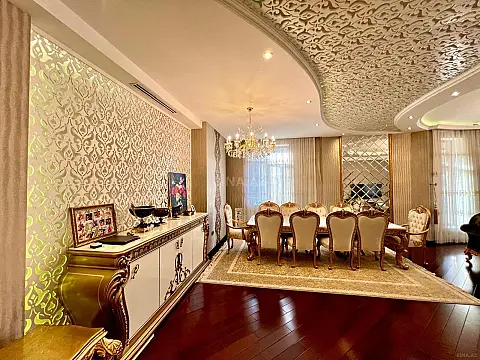 Satılır 4 otaqlı mənzil 217 m²