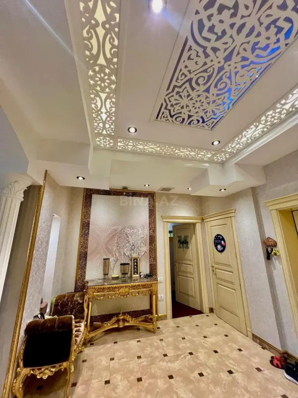 Satılır 4 otaqlı mənzil 217 m²