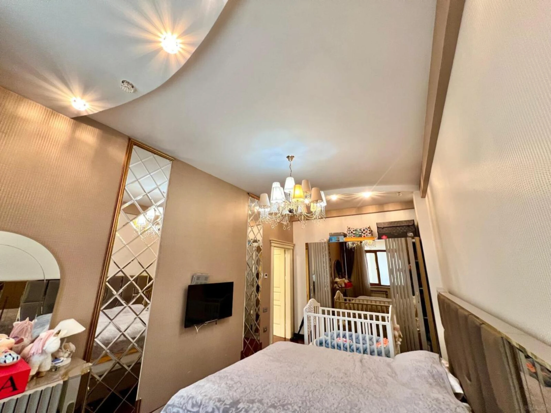 Satılır 4 otaqlı mənzil 217 m²