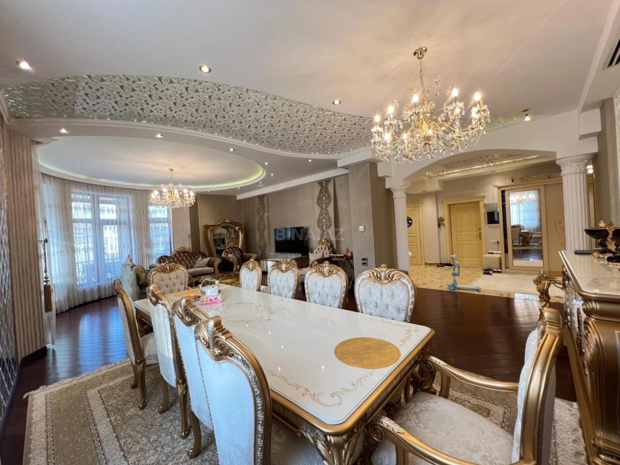 Satılır 4 otaqlı mənzil 217 m²