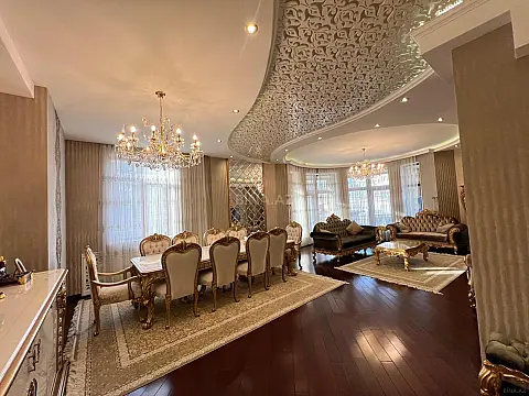 Satılır 4 otaqlı mənzil 217 m²