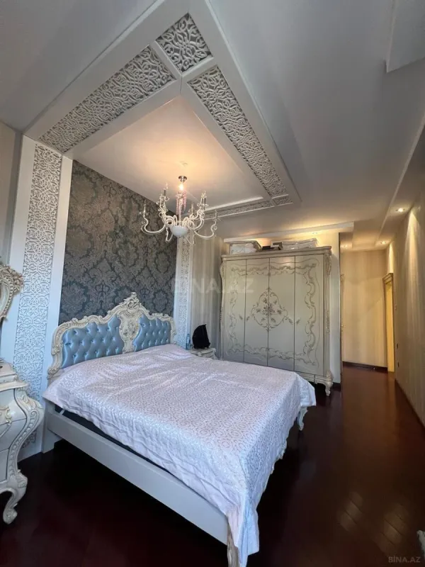 Satılır 4 otaqlı mənzil 217 m²