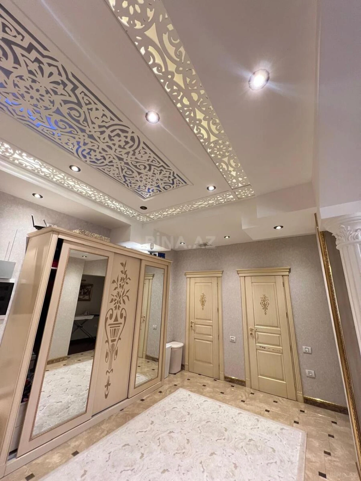 Satılır 4 otaqlı mənzil 217 m²