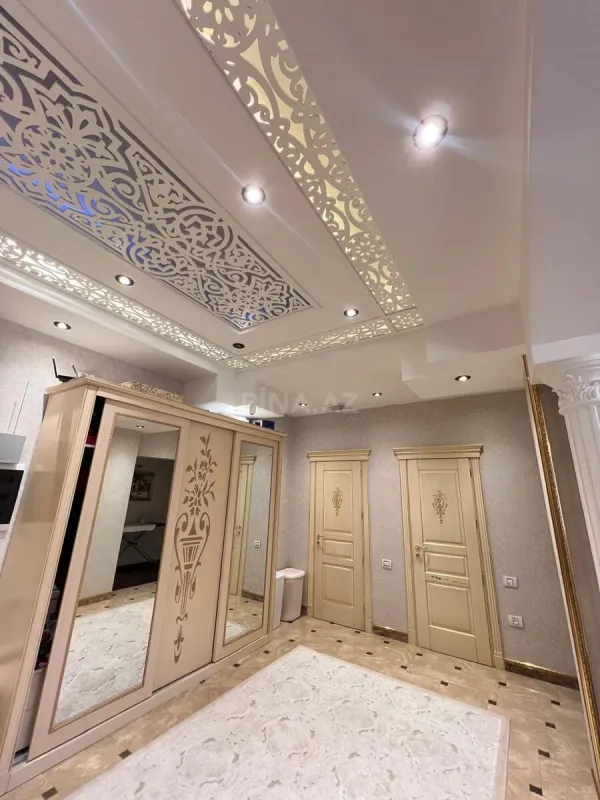 Satılır 4 otaqlı mənzil 217 m²