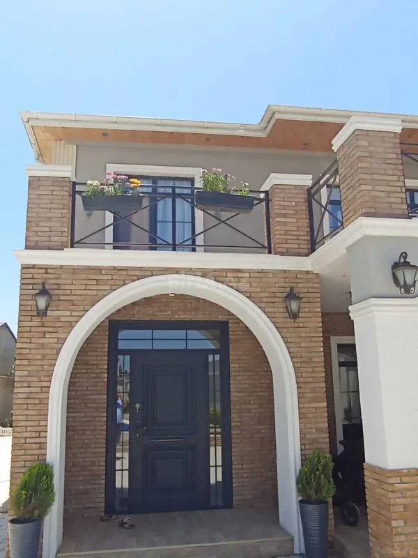 Satılır 5 otaqlı həyət evi 200 m²