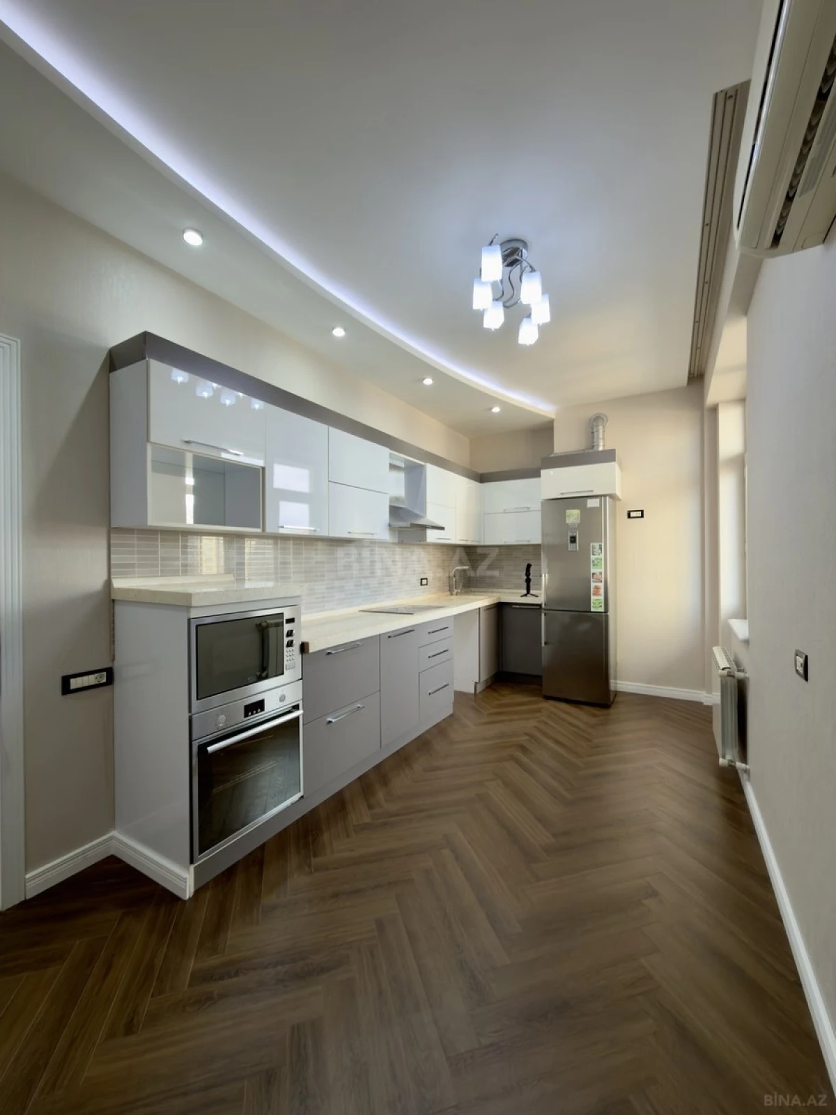 Satılır 3 otaqlı mənzil 155 m²