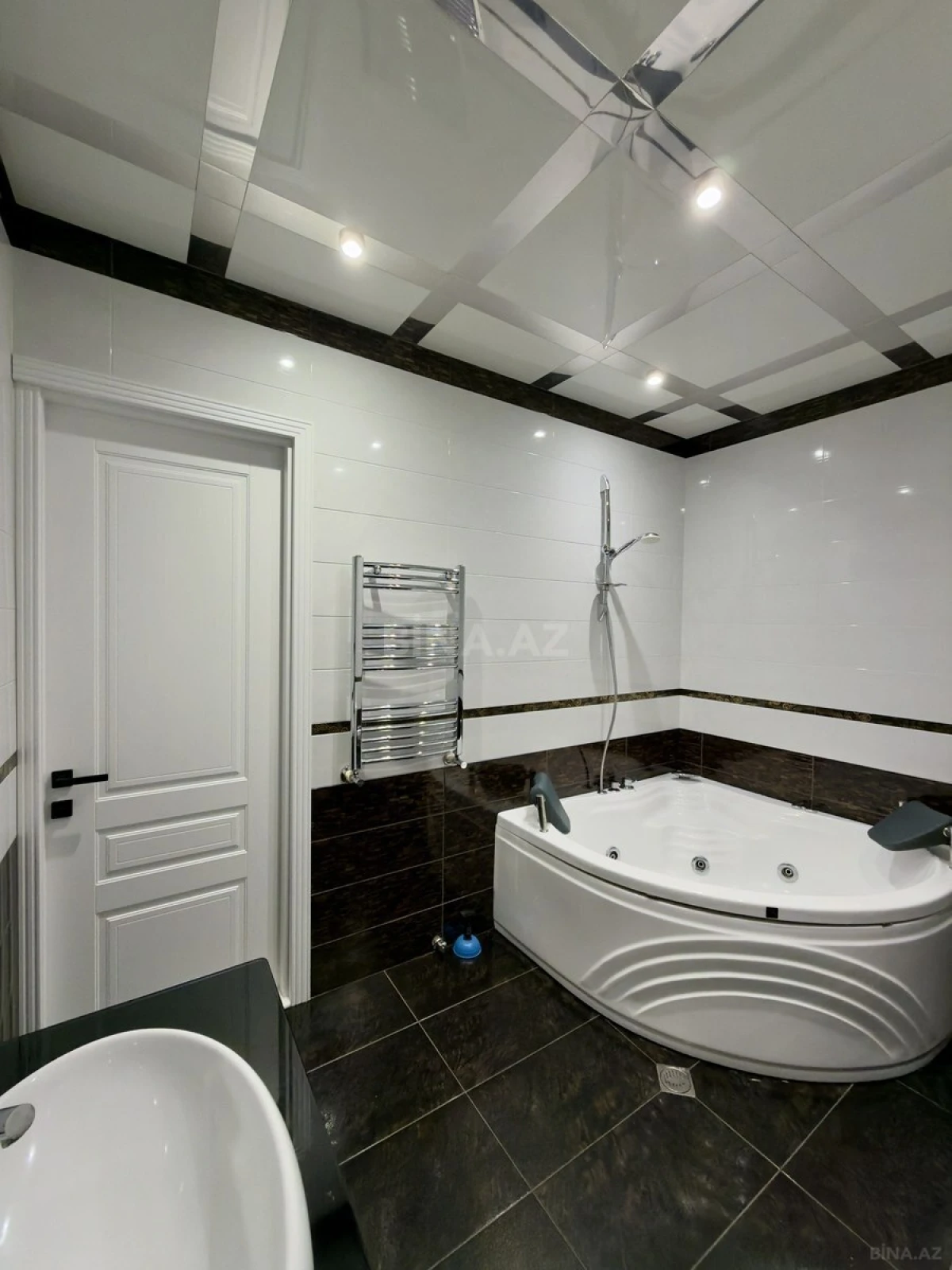 Satılır 3 otaqlı mənzil 155 m²