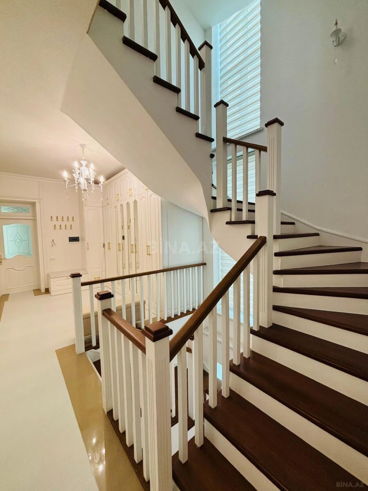 Satılır 6 otaqlı həyət evi 500 m²