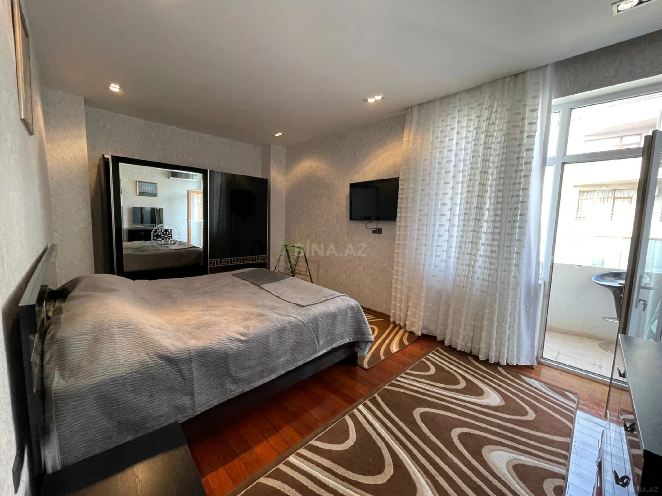 Kirayə verilir 3 otaqlı mənzil 130 m²