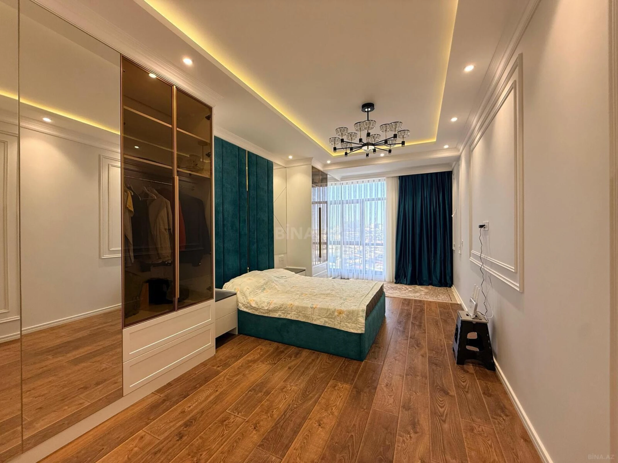 Satılır 3 otaqlı mənzil 137 m²