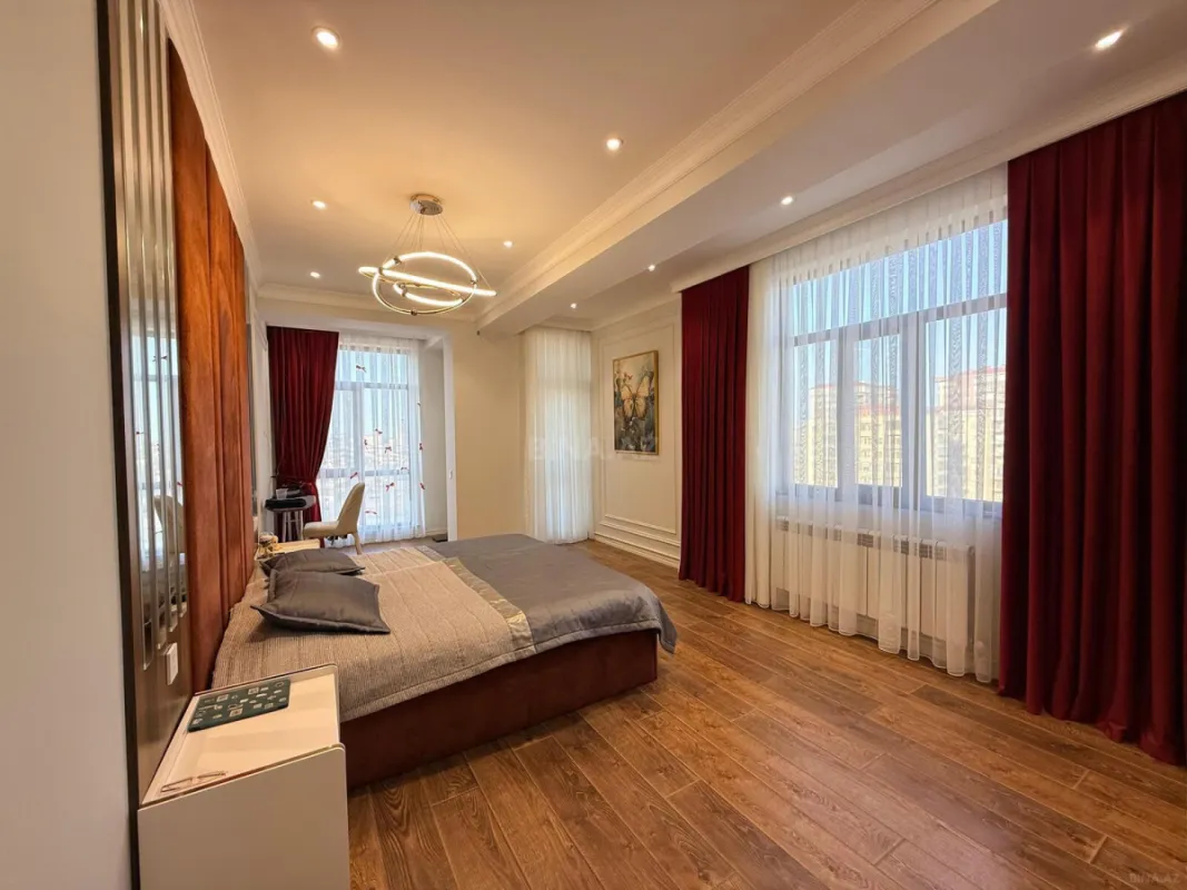 Satılır 3 otaqlı mənzil 137 m²