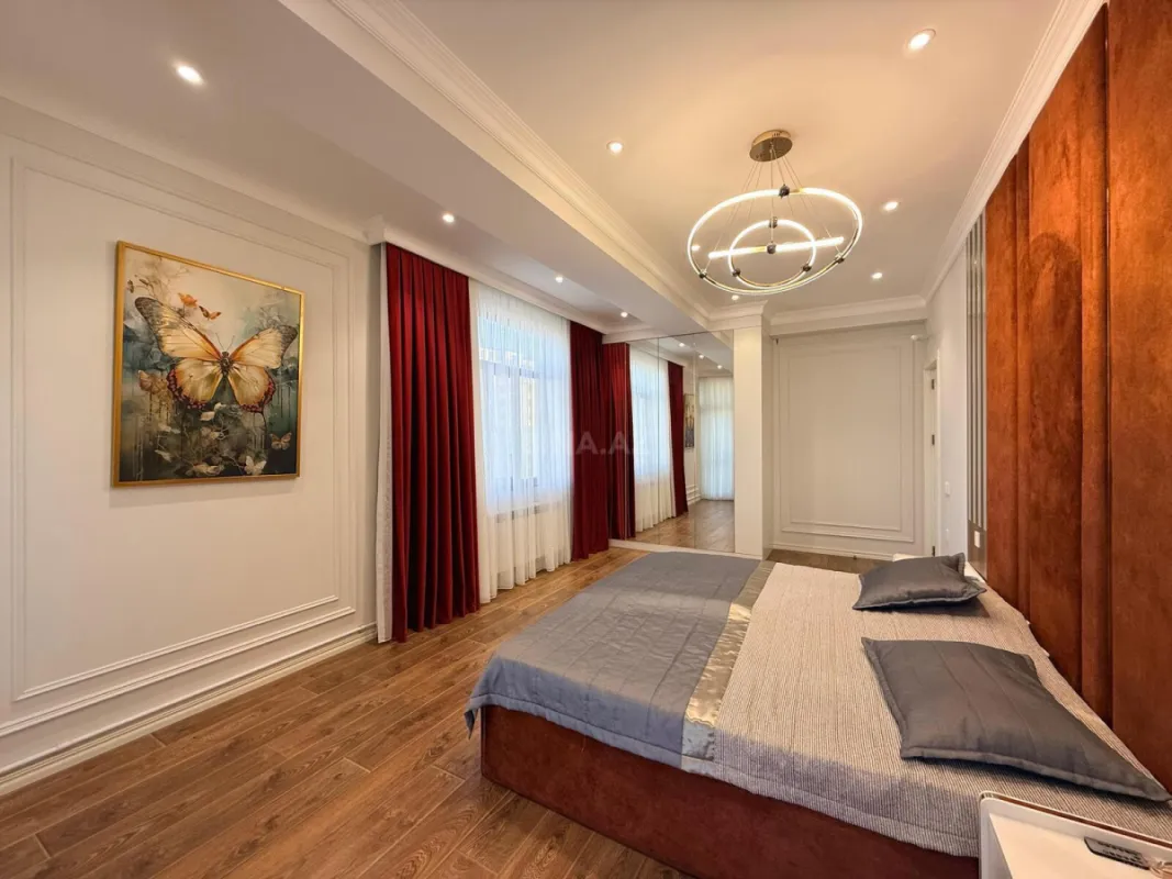 Satılır 3 otaqlı mənzil 137 m²