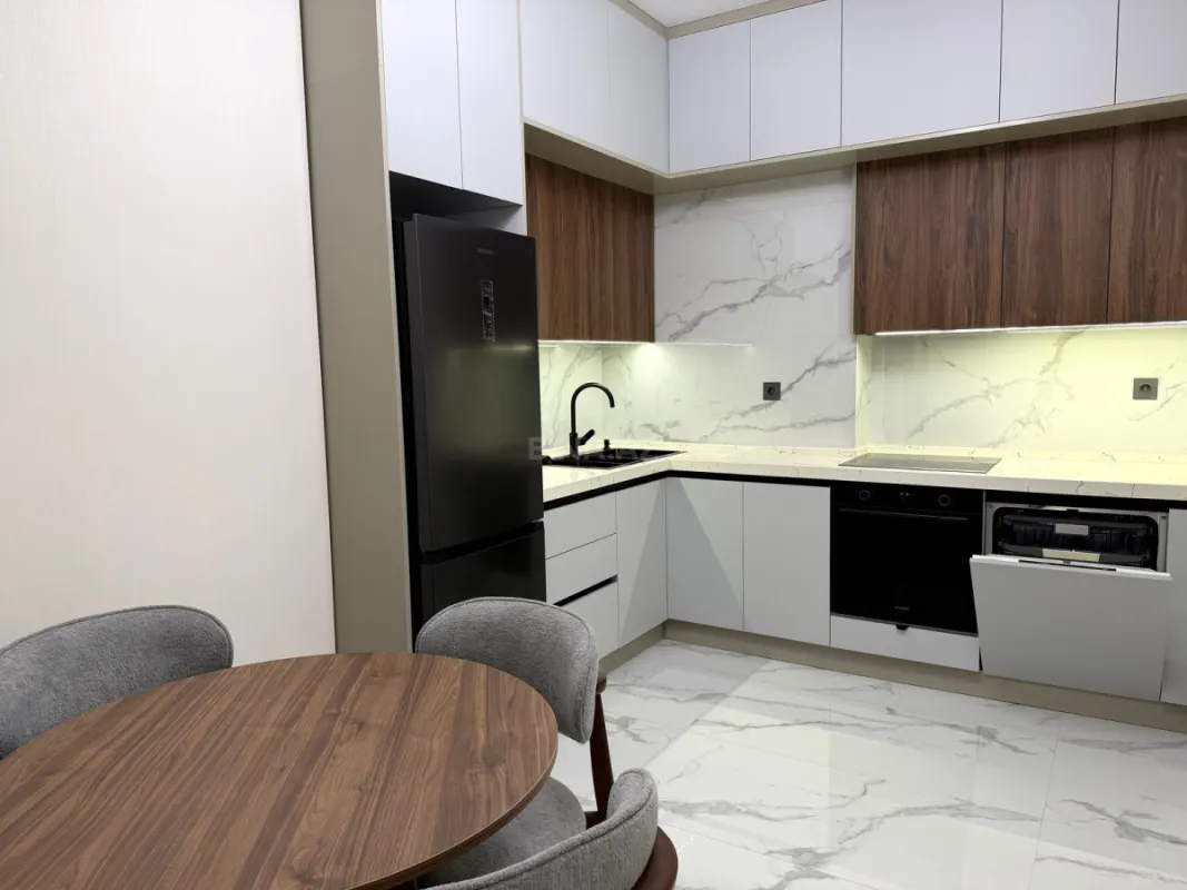 Kirayə verilir 3 otaqlı mənzil 118 m²