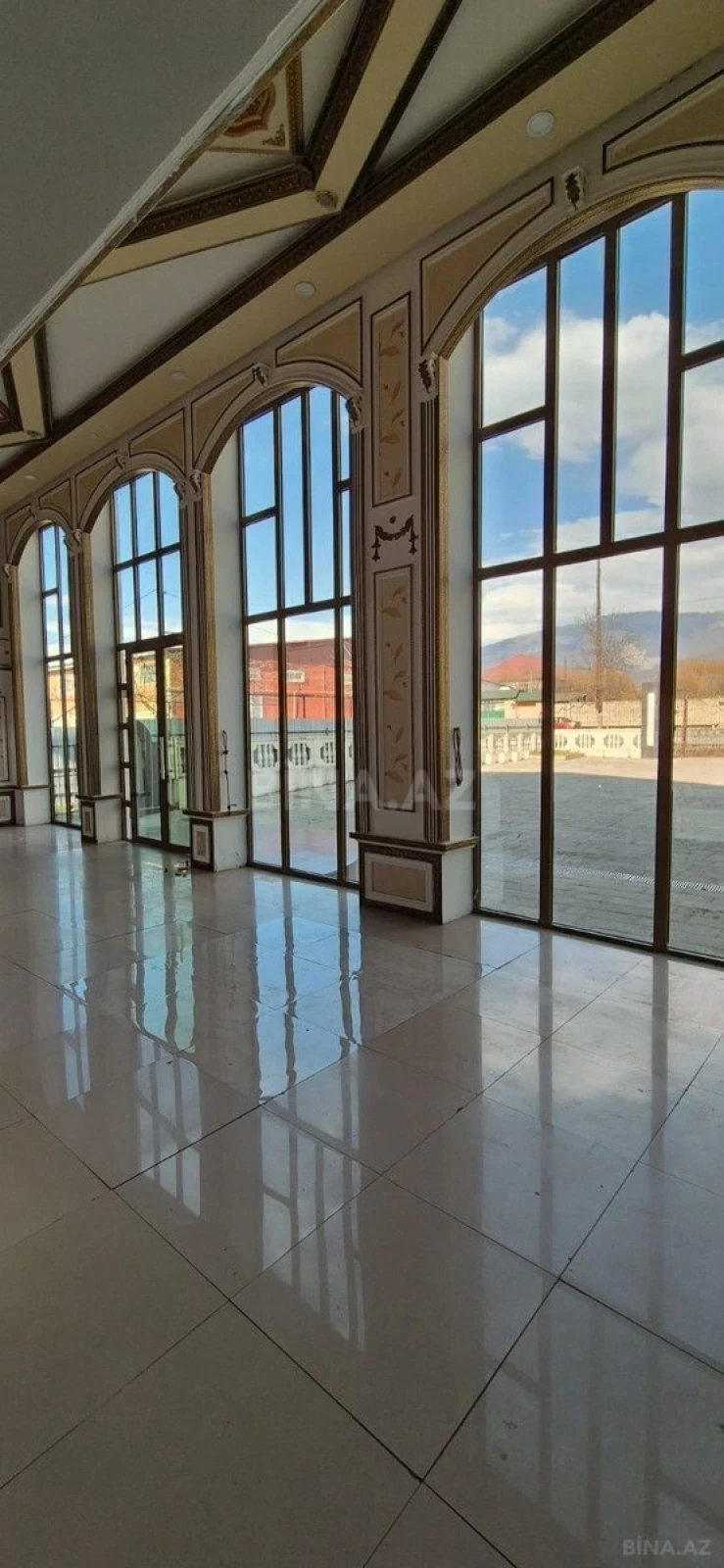 Satılır obyekt 1100 m²