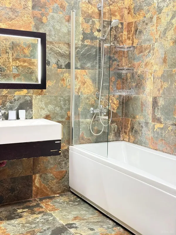 Kirayə verilir 3 otaqlı mənzil 140 m²