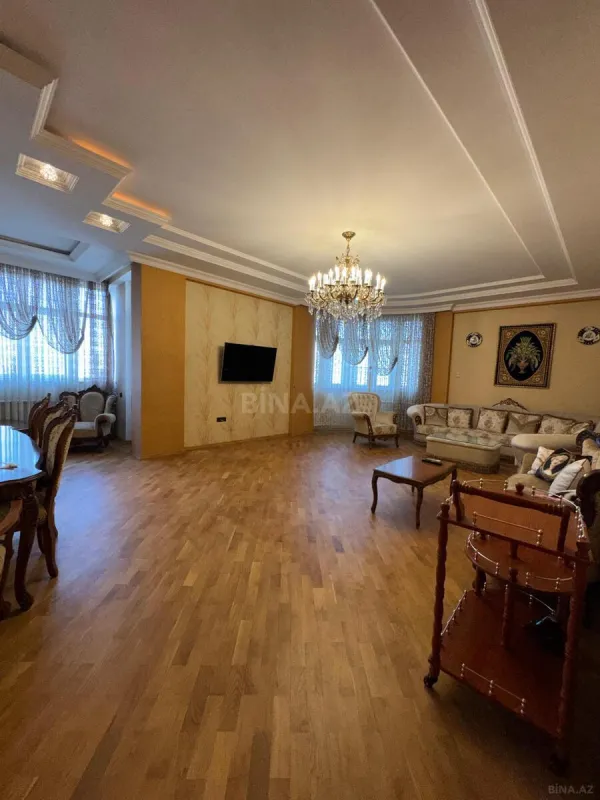Satılır 4 otaqlı mənzil 225 m²