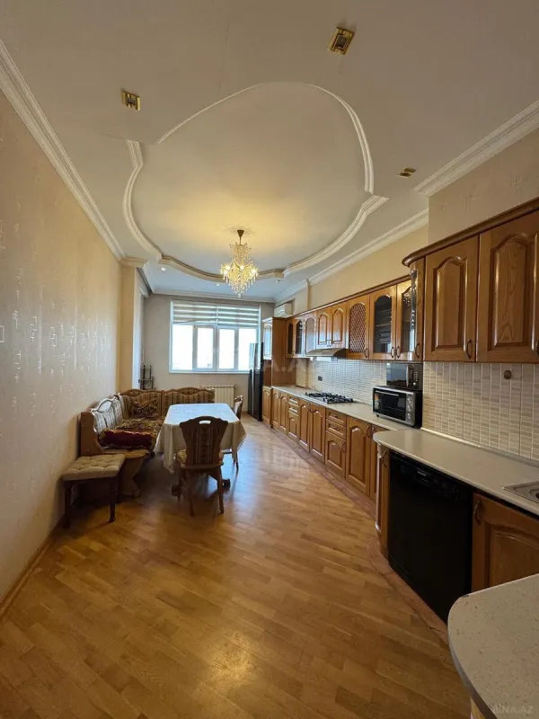 Satılır 4 otaqlı mənzil 225 m²