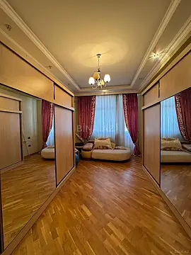 Satılır 4 otaqlı mənzil 225 m²