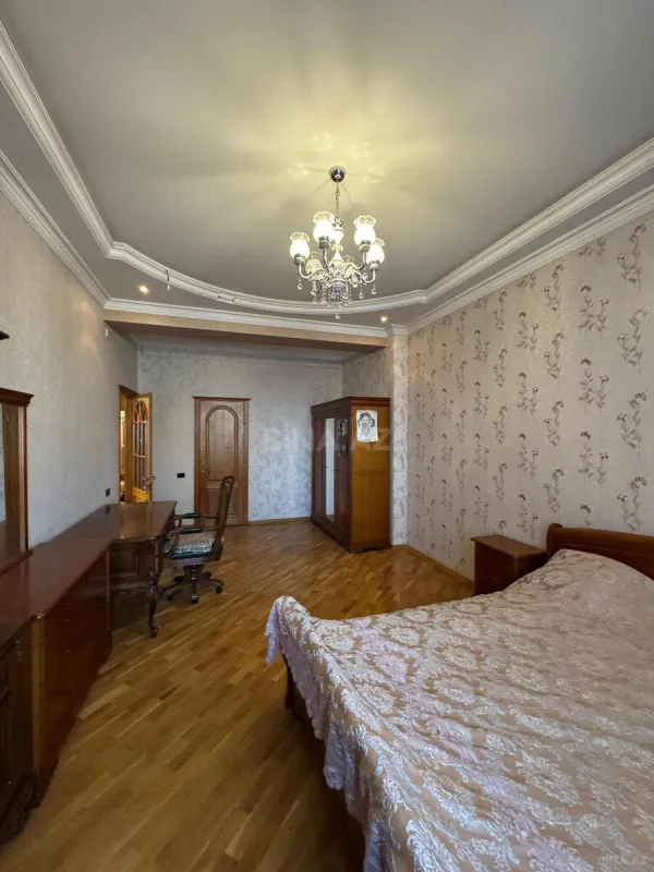 Satılır 4 otaqlı mənzil 225 m²