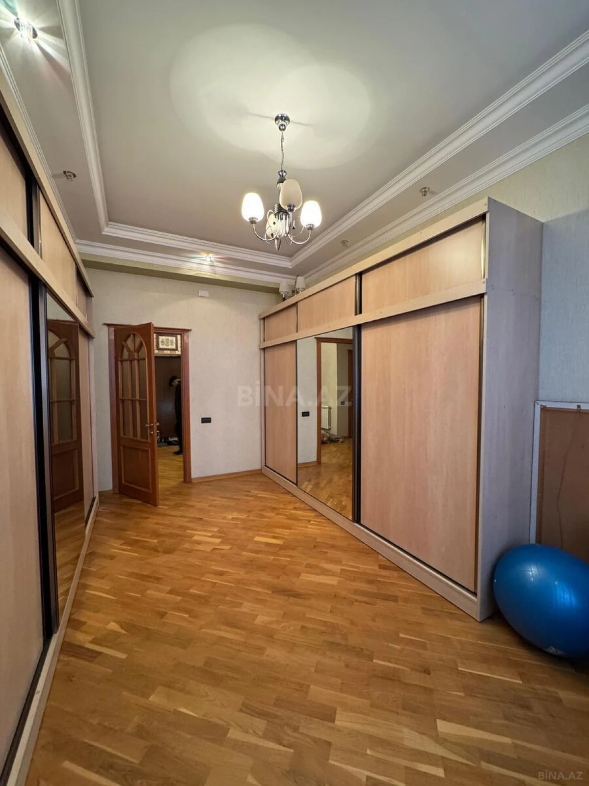 Satılır 4 otaqlı mənzil 225 m²