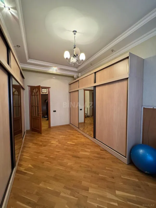 Satılır 4 otaqlı mənzil 225 m²