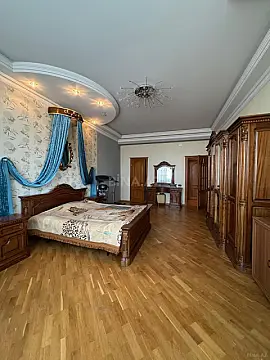 Satılır 4 otaqlı mənzil 225 m²