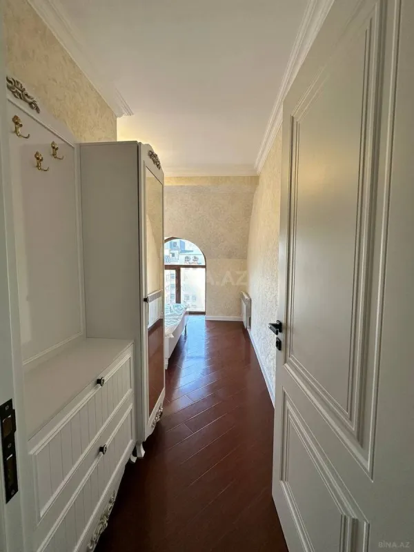 Satılır 4 otaqlı mənzil 130 m²