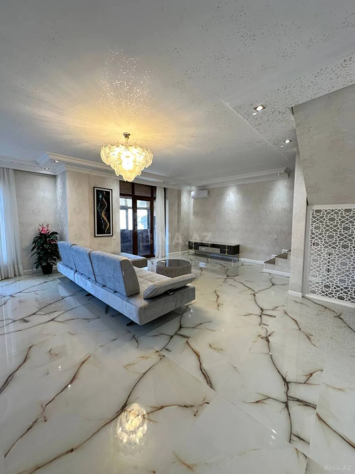 Satılır 4 otaqlı mənzil 130 m²