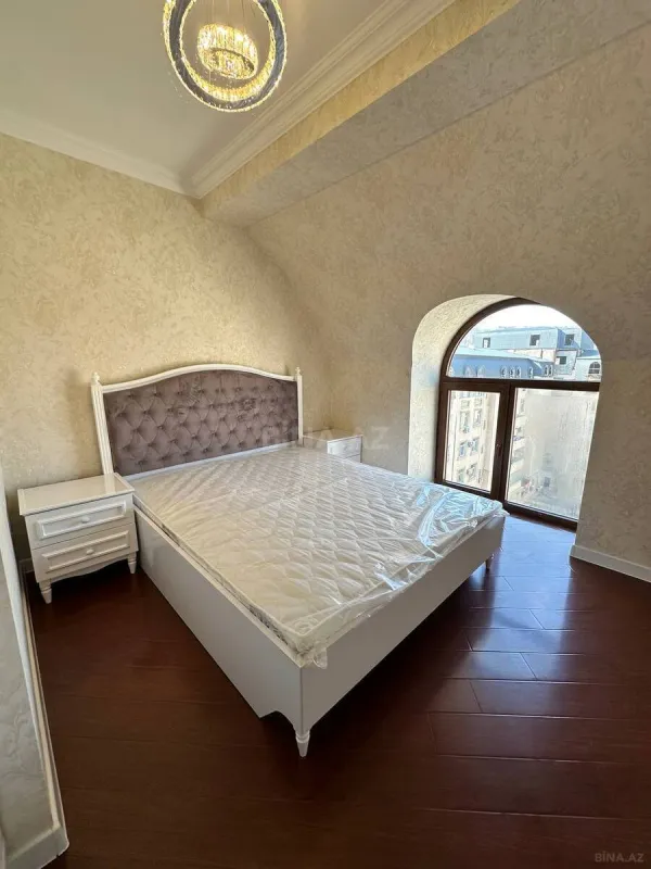 Satılır 4 otaqlı mənzil 130 m²