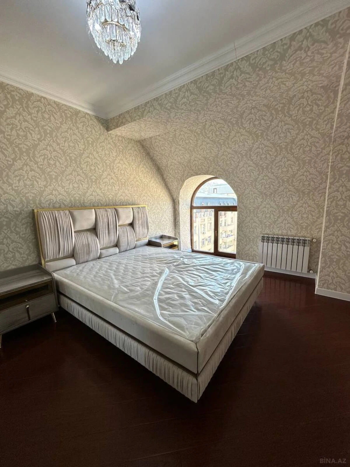 Satılır 4 otaqlı mənzil 130 m²